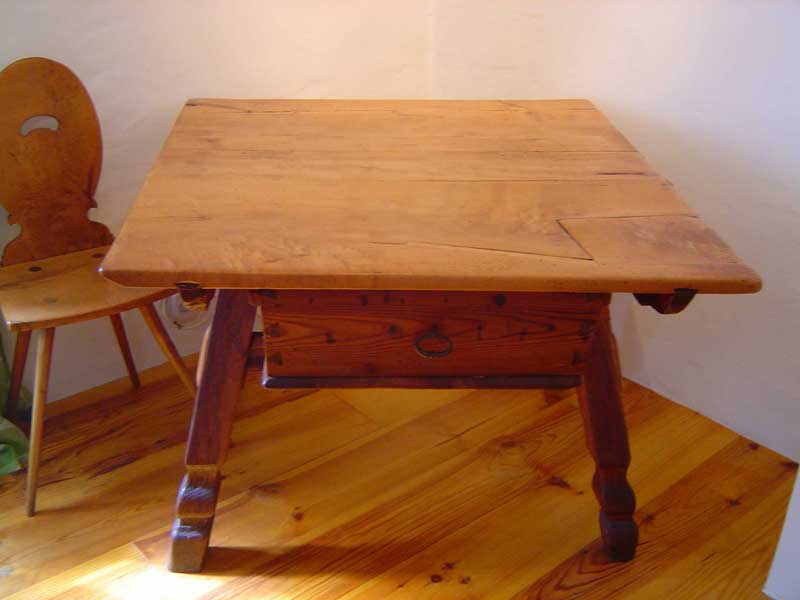 CH-Bndner Schragentisch mit Brot- und Lffelschubalde
